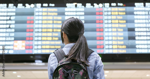Canvas Print Travel woman holding passport in the airport