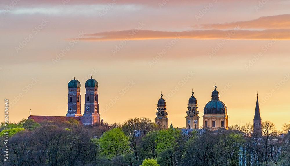Obraz premium Monachium Frauenkirche podczas pięknego zachodu słońca w lecie