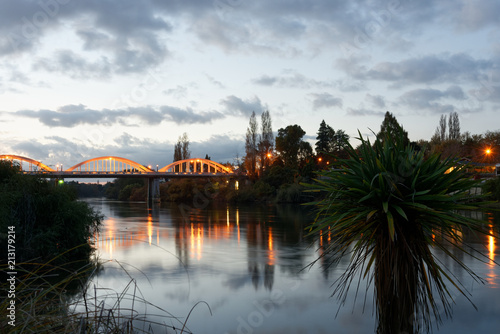 Zmierzch wzdłuż rzeki Waikato w Hamilton, Nowa Zelandia