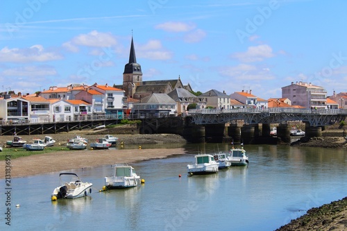 bateaux au port de st gilles croix de vie en Vendée