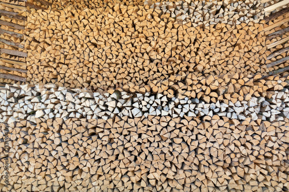 Fototapeta premium Riesiger Holzstoß mit vielen kleinen Scheiten