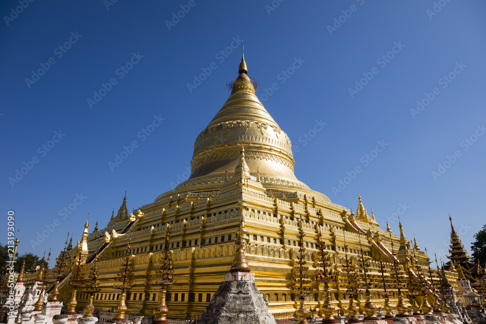 Fototapeta premium The Shwezigon Pagoda or Shwezigon Paya is a Buddhist temple located in Nyaung-U, a town near Bagan, in Myanmar