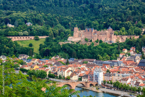 Ausblick vom Philosophenweg auf die Altstadt von Heidelberg mit dem Schloss, der Alten Brücke und der Heiliggeistkirche, Baden Württemberg, Deutschland
