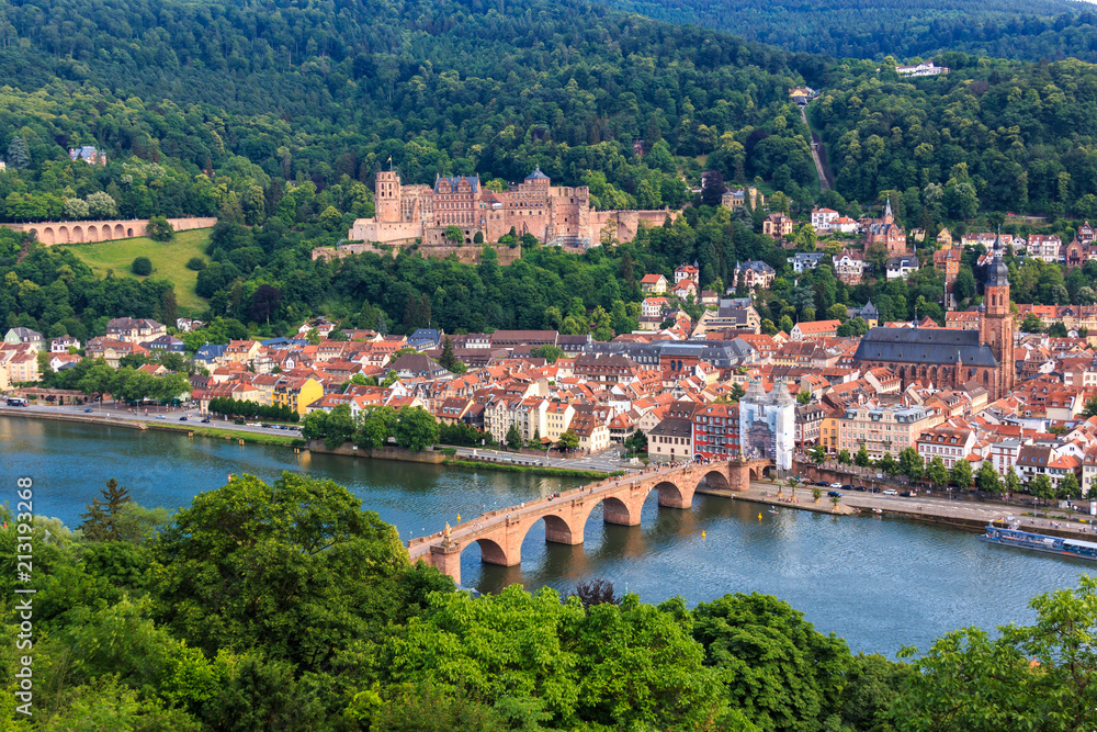 Ausblick vom Philosophenweg auf die Altstadt von Heidelberg mit dem Schloss, der Alten Brücke und der Heiliggeistkirche, Baden Württemberg, Deutschland