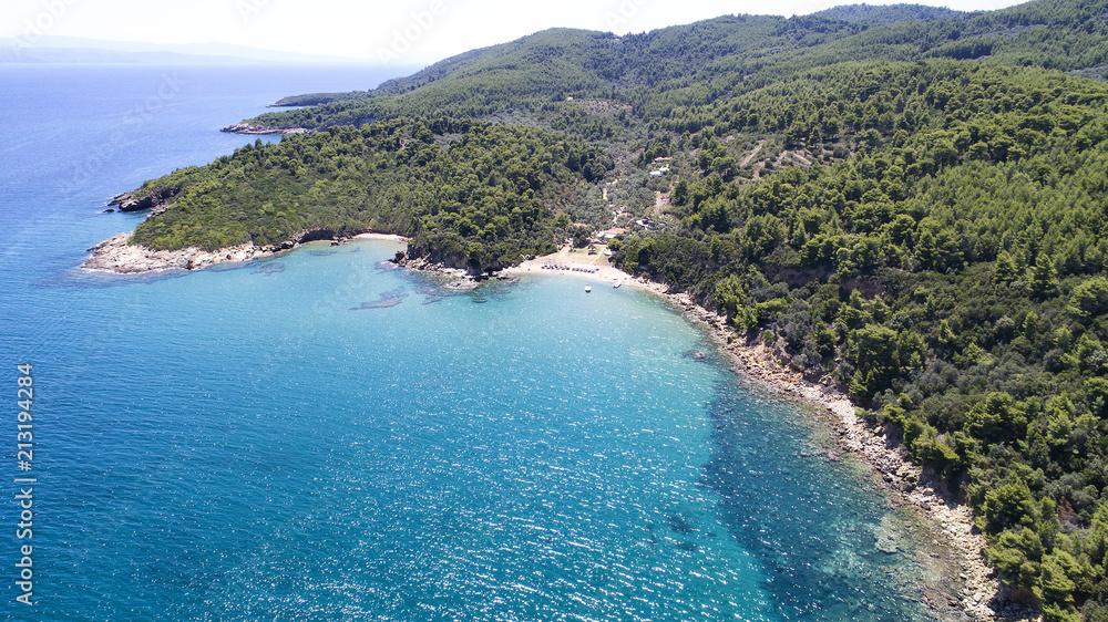 Vogelperspektive eines schönen mediterranen kleinen Strandes in Griechenland