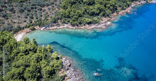 Vogelperspektive eines schönen mediterranen kleinen Strandes in Griechenland