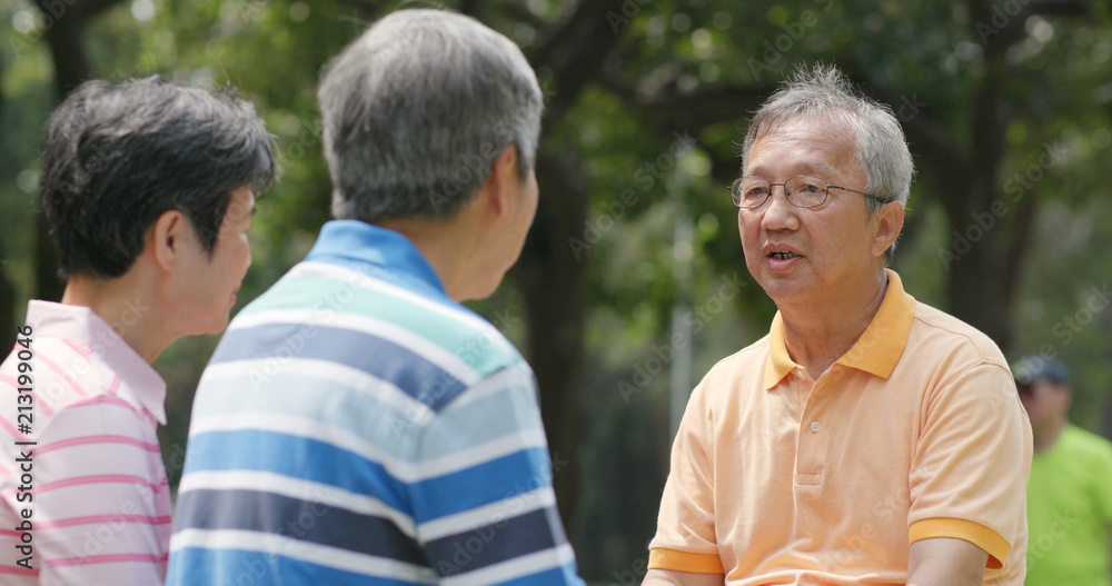 Naklejka premium Senior friends chatting together at outdoor