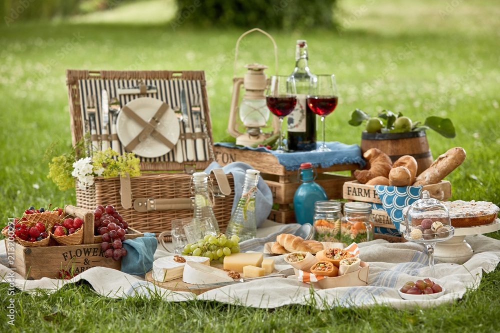 Gourmet picnic lunch for two in a lush green park foto de Stock | Adobe  Stock