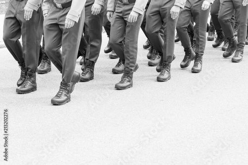 Soldaten marschieren - im Gleichschritt- marsch - schwarz weiß - Krieg und Frieden