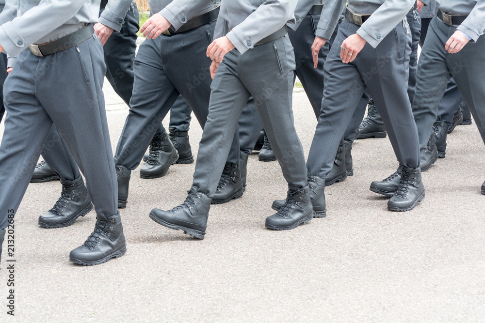 Soldaten marschieren - im Gleichschritt- marsch - Uniform- Krieg und  Frieden Stock-Foto | Adobe Stock