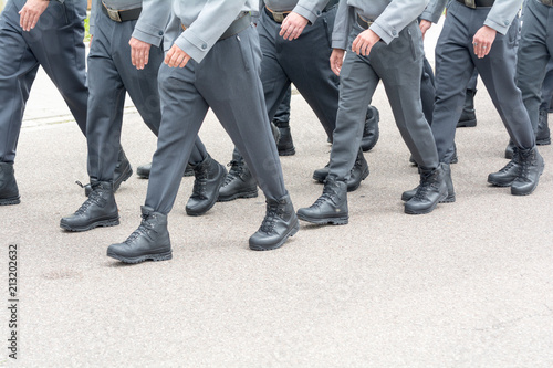 Soldaten marschieren - im Gleichschritt- marsch - Uniform- Krieg und Frieden 