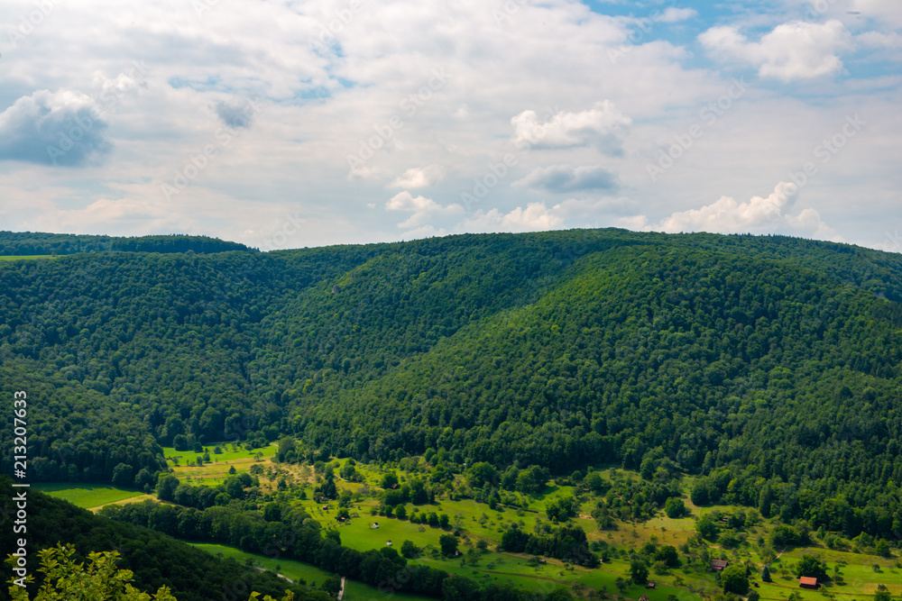 Naklejka premium panorama,landschaft,berg,hügel,grün,wald,himmel,Wolken,