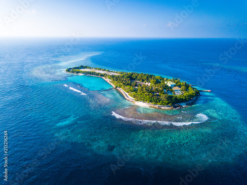 Widok z lotu ptaka na tropikalną wyspę na środku Oceanu Indyjskiego. Malediwy