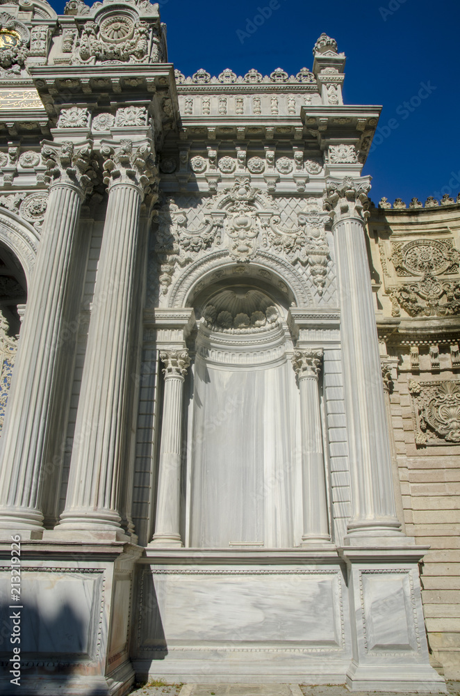 Obraz premium Antique Column of Dolmabahce Palace
