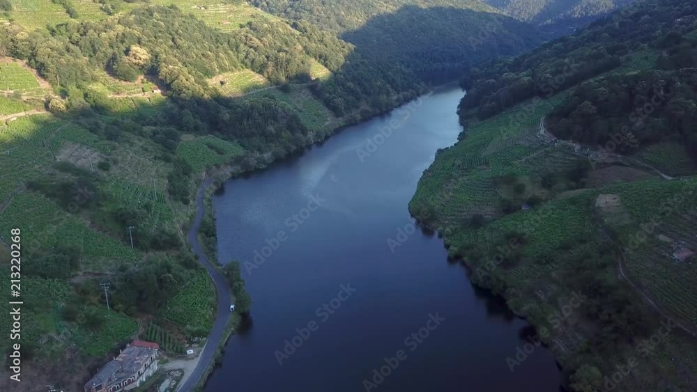 Atardecer sobrevolando el río miño con viñas de vino alvariño en sus orillas.ribeira sacra Atardecer sobrevolando el río miño con viñas de vino alvariño en sus orillas.ribeira sacra