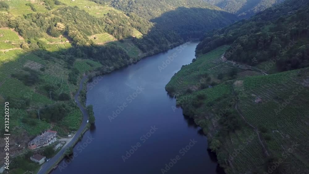 Atardecer sobrevolando el río miño con viñas de vino alvariño en sus orillas.ribeira sacra Atardecer sobrevolando el río miño con viñas de vino alvariño en sus orillas.ribeira sacra