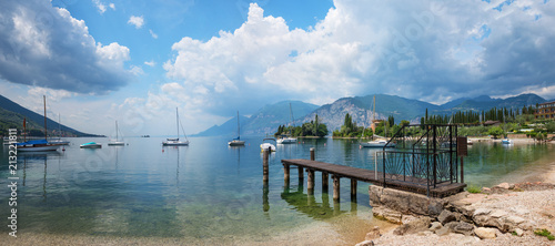 Fototapeta Naklejka Na Ścianę i Meble -  Wunderschöne Val di Sogno Bucht Malcesine mit Segelbooten