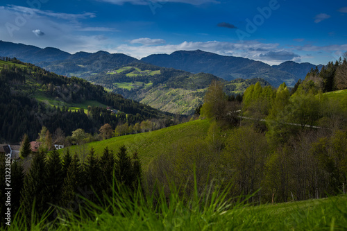 Wandern in den Alpen bei blauen Himmel