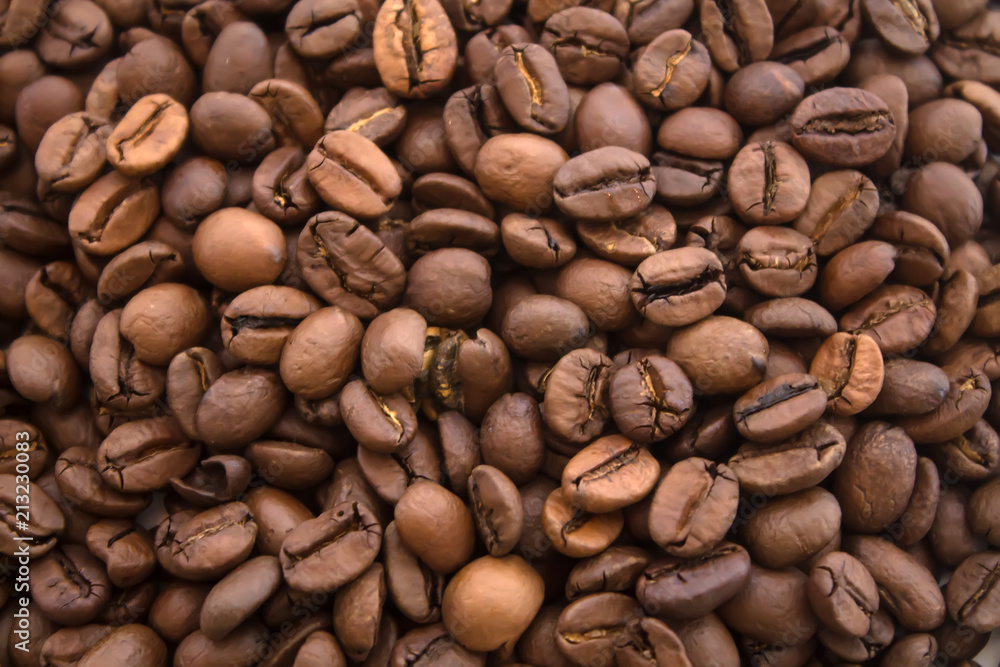 Naklejka premium ziarna kawy na białym tle