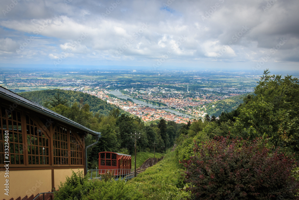 Panorama Aussicht vom Königstuhl mit der historischen Bergbahn in Heidelberg, Baden Württemberg, Deutschland Panorama Aussicht vom Königstuhl mit der historischen Bergbahn in Heidelberg, Baden Württemberg, Deutschland