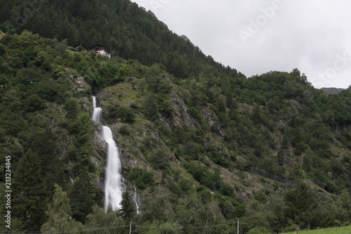 Obraz na płótnie Cascata di Parcines w salonie