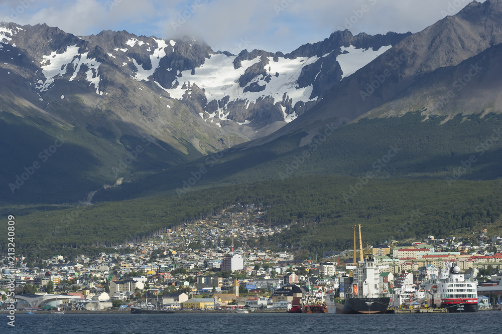 Fototapeta premium Ushuaia vista desde el canal de Beagle, Tierra del Fuego, Argentina.