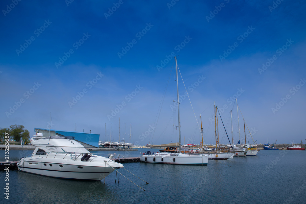 Fototapeta premium Anchored yachts near the pier