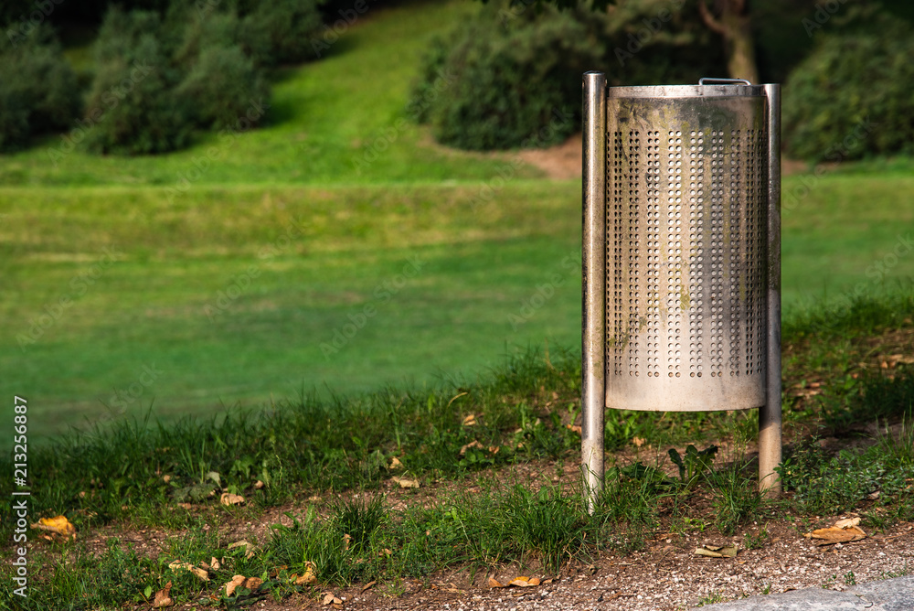 Fototapeta premium Mülleimer in einem Park