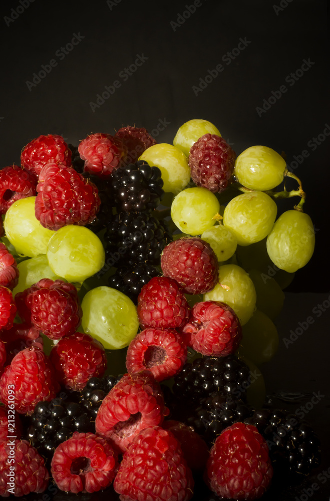 Obraz premium Varied fruit, blackberry, raspberry and grapes