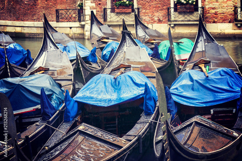 Venedigs Gondeln im Regen