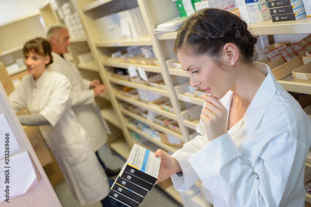 Obraz premium pharmacist reading the label