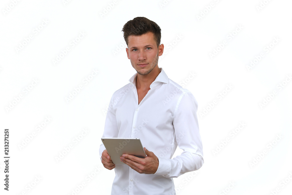 Junger Mann in weißem Hemd hält ein tablet in den Händen Junger Mann in weißem Hemd hält ein tablet in den Händen