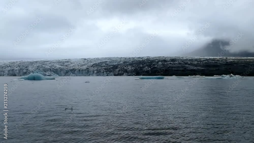 Icebergs em Jökulsárlón, um lago glaciar na Islândia Icebergs em Jökulsárlón, um lago glaciar na Islândia