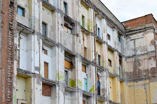 Zniszczony, zruinowany budynek © shake_pl