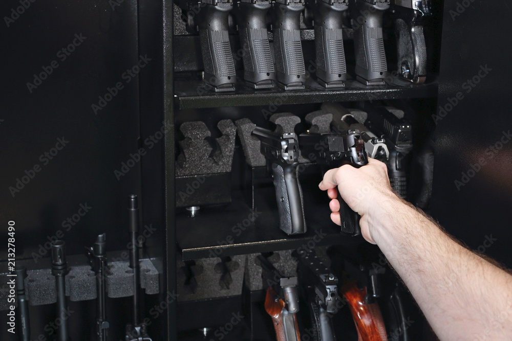 Obraz premium Szafa na broń. bezpieczne przechowywanie pistoletów.