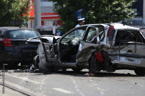Several vehicles are damaged on the road after a crash © MoiraM