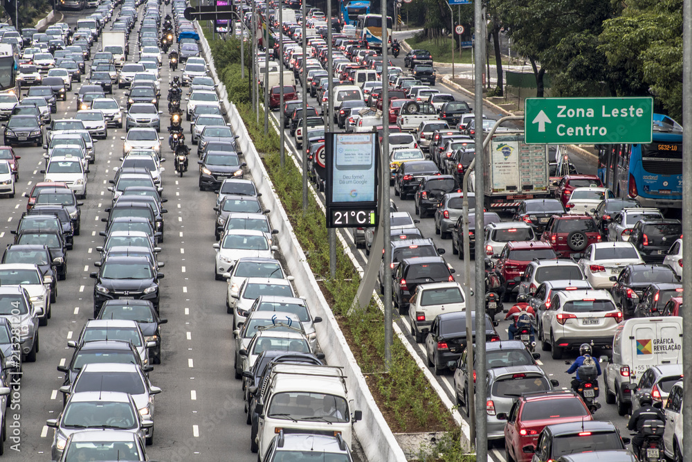 Sao Paulo, Brazil, December 08, 2017. Heavy traffic in the North South Corridor, at the 23 de Maio Avenue, south zone of Sao Paulo. This avenue connects the northern and southern areas of the city. Sao Paulo, Brazil, December 08, 2017. Heavy traffic in the North South Corridor, at the 23 de Maio Avenue, south zone of Sao Paulo. This avenue connects the northern and southern areas of the city.
