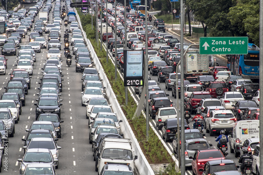 Sao Paulo, Brazil, December 08, 2017. Heavy traffic in the North South Corridor, at the 23 de Maio Avenue, south zone of Sao Paulo. This avenue connects the northern and southern areas of the city.