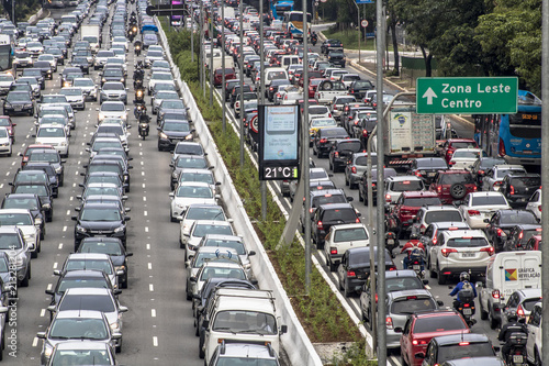 Sao Paulo, Brazil, December 08, 2017. Heavy traffic in the North South Corridor, at the 23 de Maio Avenue, south zone of Sao Paulo. This avenue connects the northern and southern areas of the city.