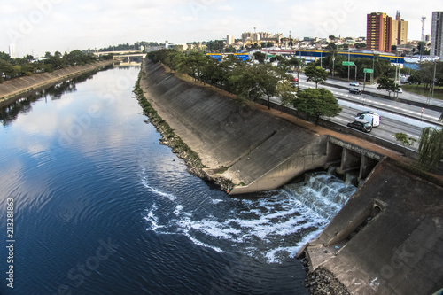 Billede på lærred View Marginal Tiete highway and retaining wall of the Tiete river and the pollut