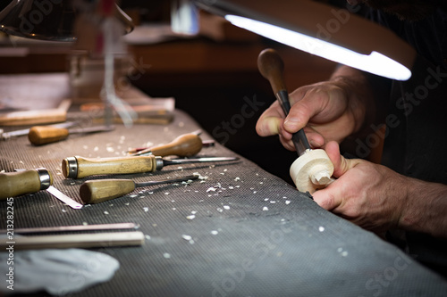 fabrication artisanale d'un violon par luthier dans un atelier de lutherie photo