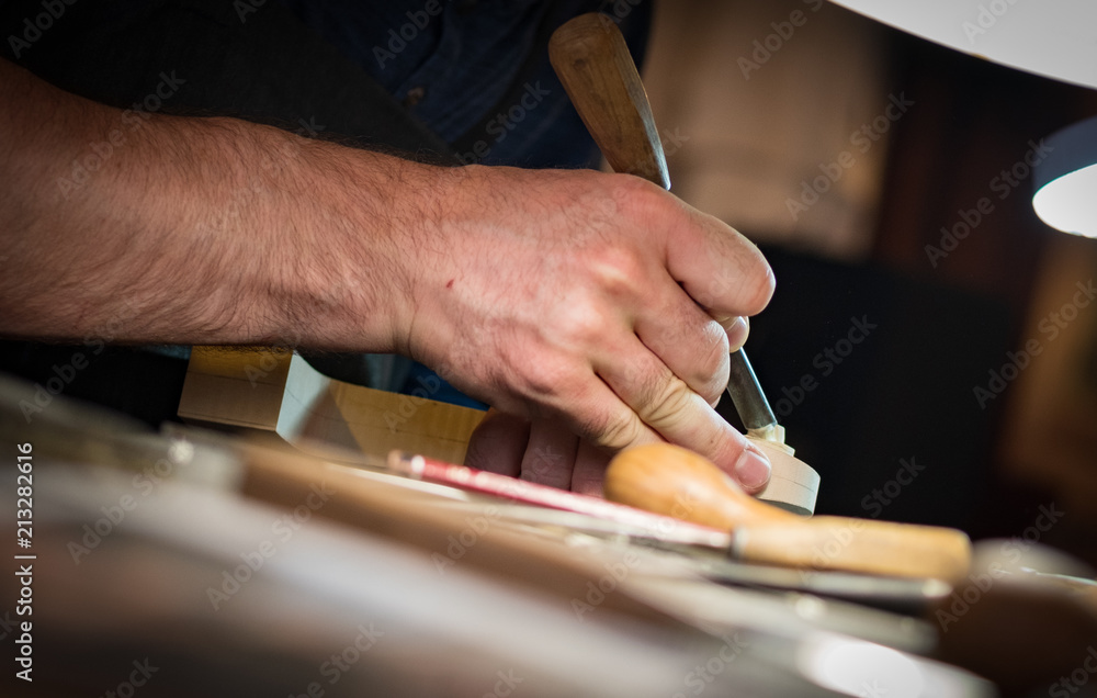 fabrication artisanale d'un violon par luthier dans un atelier de lutherie fabrication artisanale d'un violon par luthier dans un atelier de lutherie