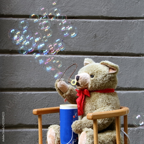 orso peluche che soffia bolle di sapone photo