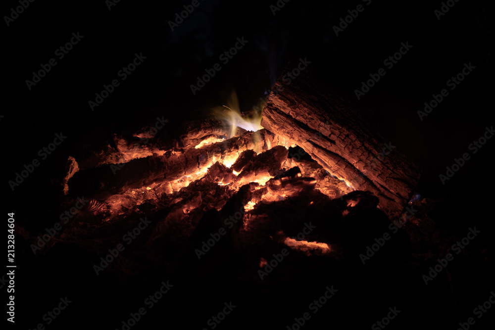 Naklejka premium burning out bonfire with red-hot coals