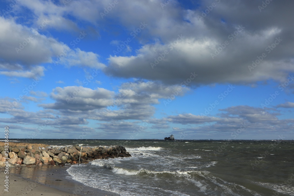 idyllische Buhne, Frachter und Wellen an der Ostsee idyllische Buhne, Frachter und Wellen an der Ostsee