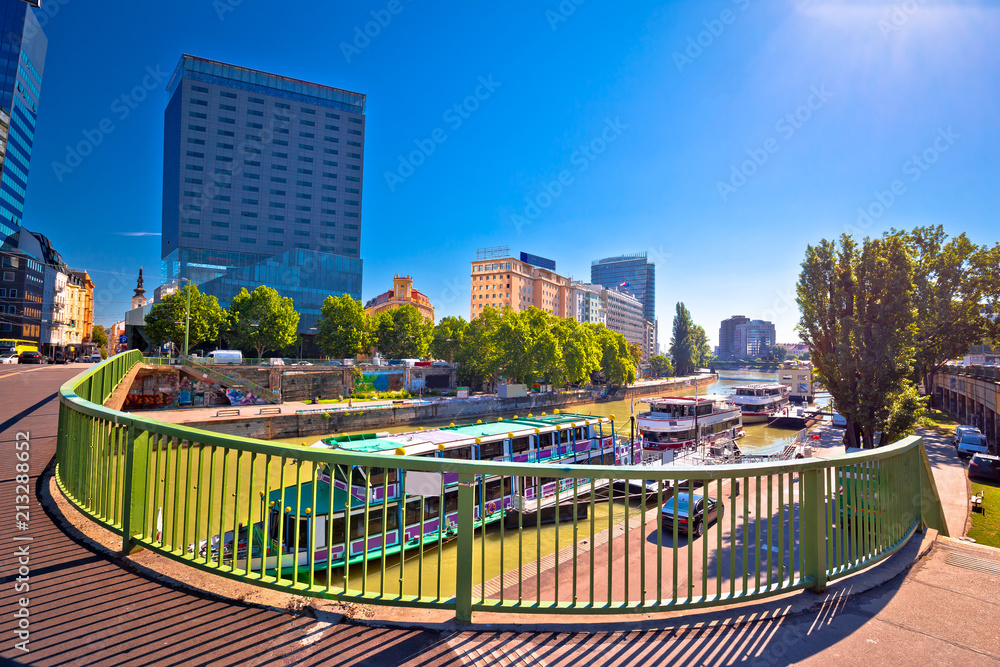 Obraz premium City of Vienna Dandube river waterfront view