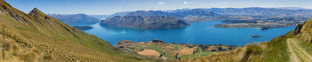 Obraz premium Panoramic view of Wanaka and the surrounding lake and mountain range, from the Roy's Peak track in New Zealand