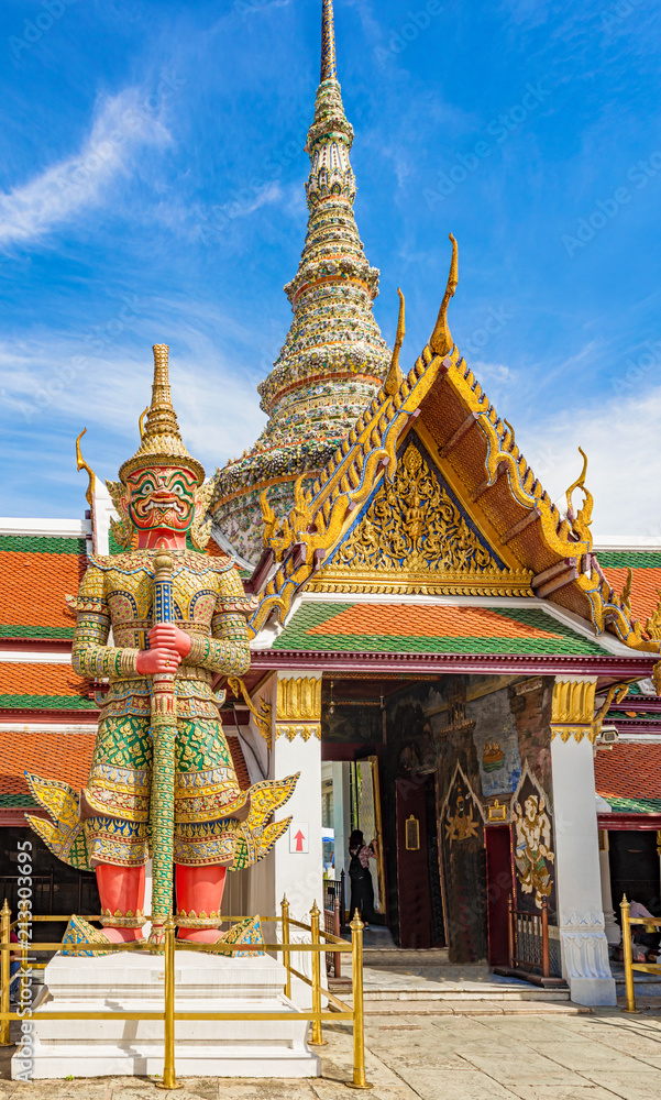 Fototapeta premium Zbliżenie olbrzyma przy wejściu do Wat Phra Kaew, Bangkok, Tajlandia