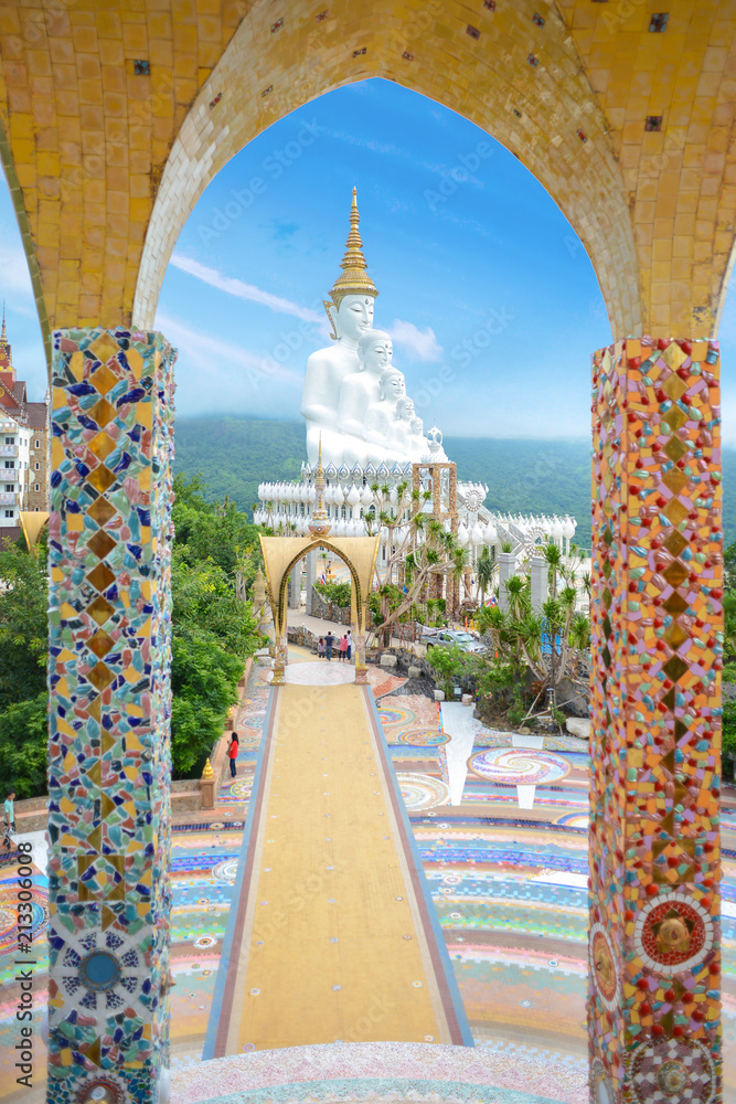 Obraz premium Giant white buddha at Wat Pha Sorn Kaew temple