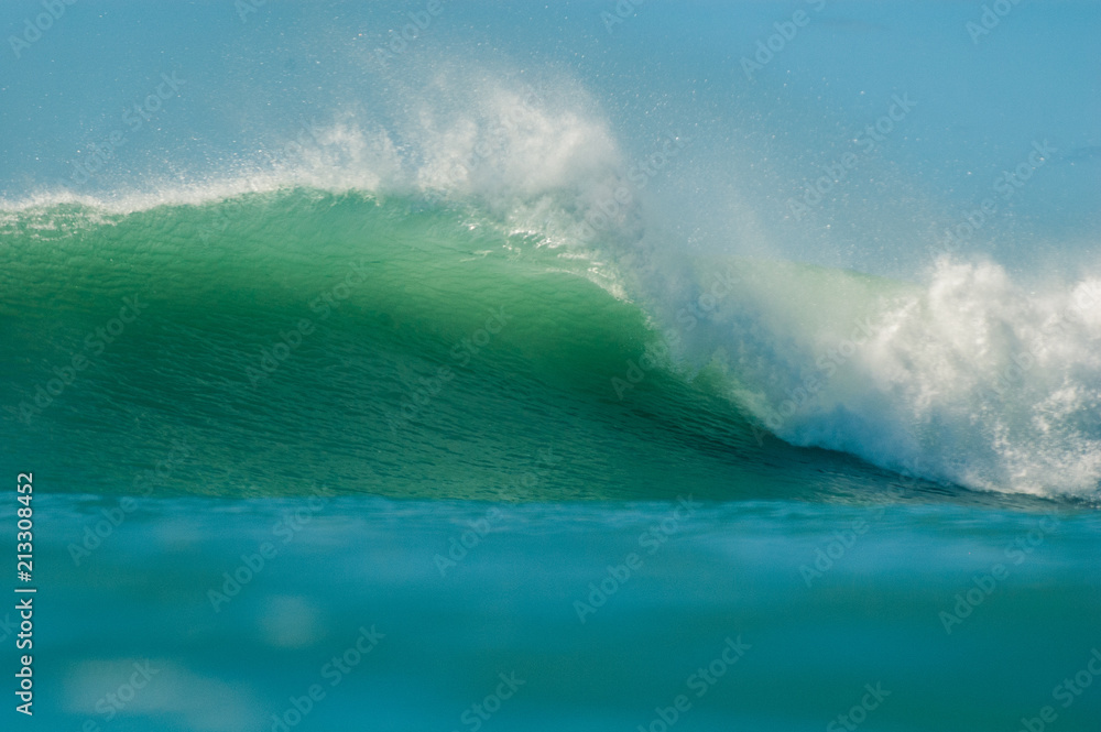 Obraz premium Powerful wave breaks with dramatic whitewater